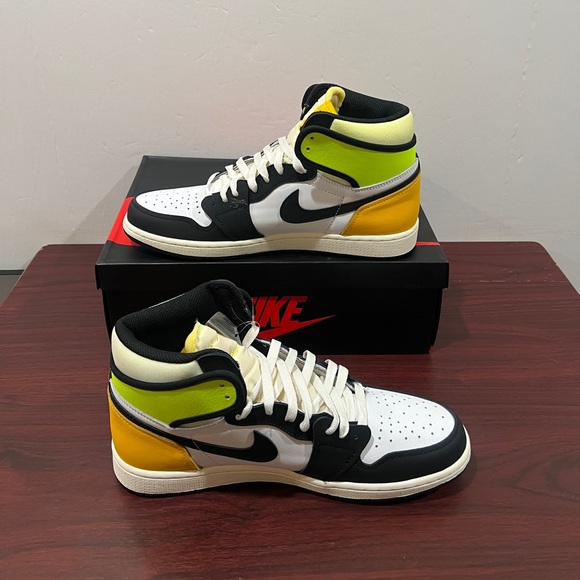 Air Jordan 1 Retro High OG, 555088-118, Volt - Picture 7 of 14